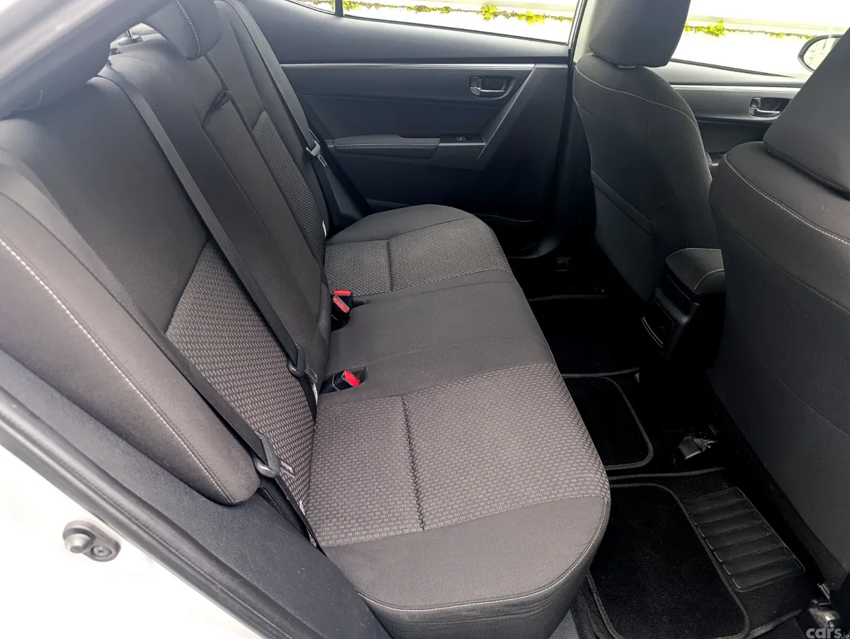 Toyota Corolla Saloon, Diesel, 2016, Silver