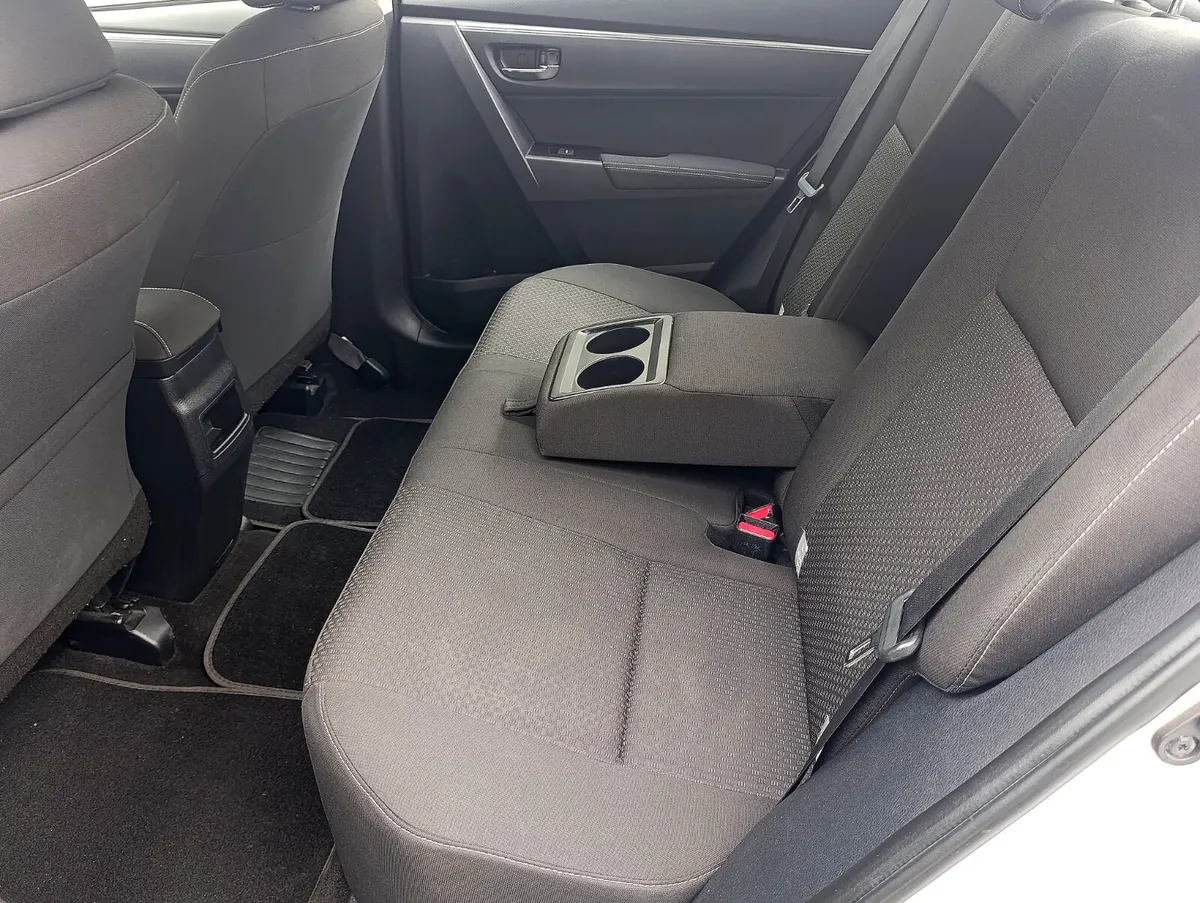 Toyota Corolla Saloon, Diesel, 2016, Silver