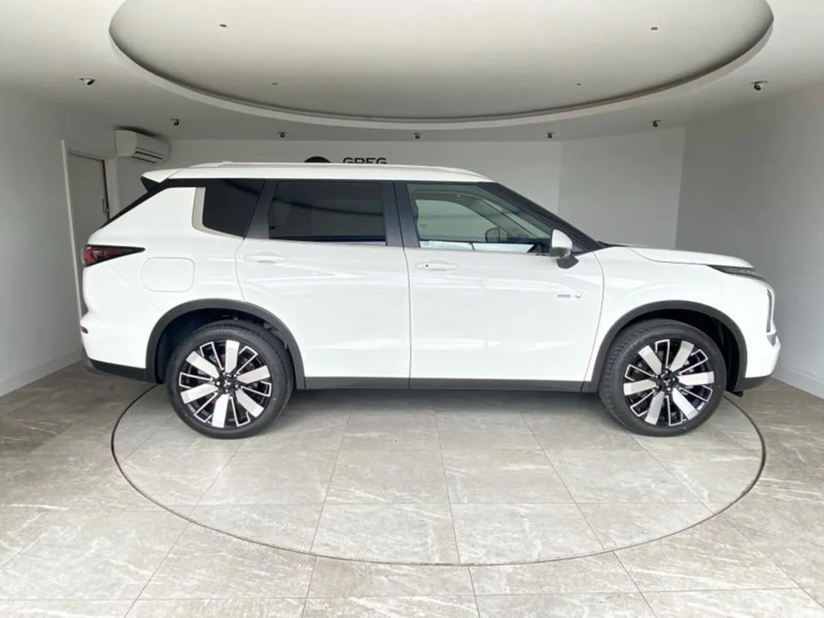 Mitsubishi Outlander SUV, Petrol Hybrid, 2026, White
