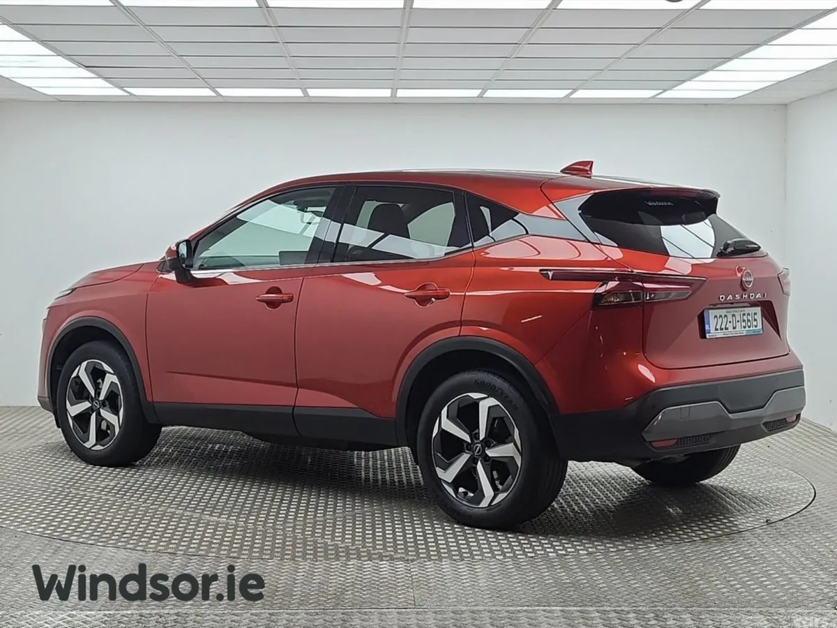 Nissan Qashqai MPV, Petrol, 2022, Red