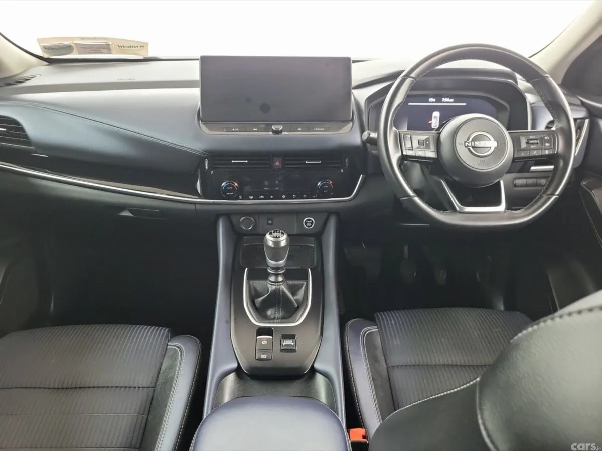 Nissan Qashqai MPV, Petrol, 2022, Red