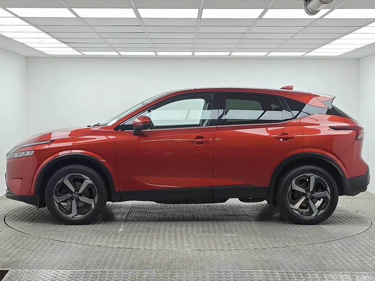 Nissan Qashqai MPV, Petrol, 2022, Red