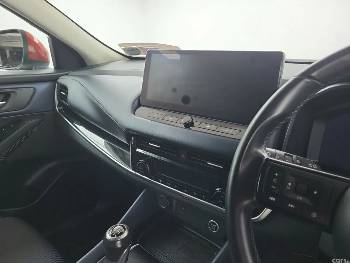 Nissan Qashqai MPV, Petrol, 2022, Red
