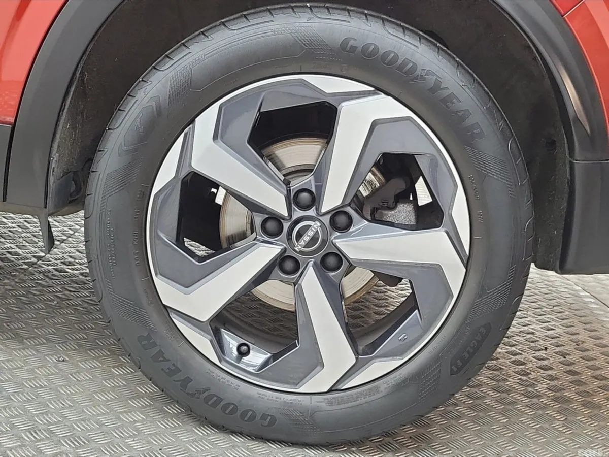 Nissan Qashqai MPV, Petrol, 2022, Red