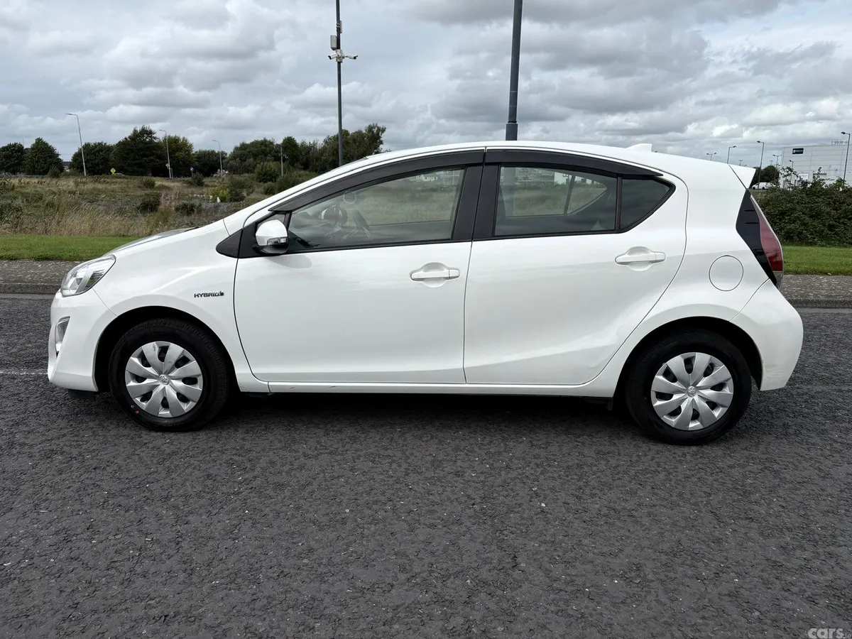 Toyota Aqua Hatchback, Petrol Hybrid, 2015, White