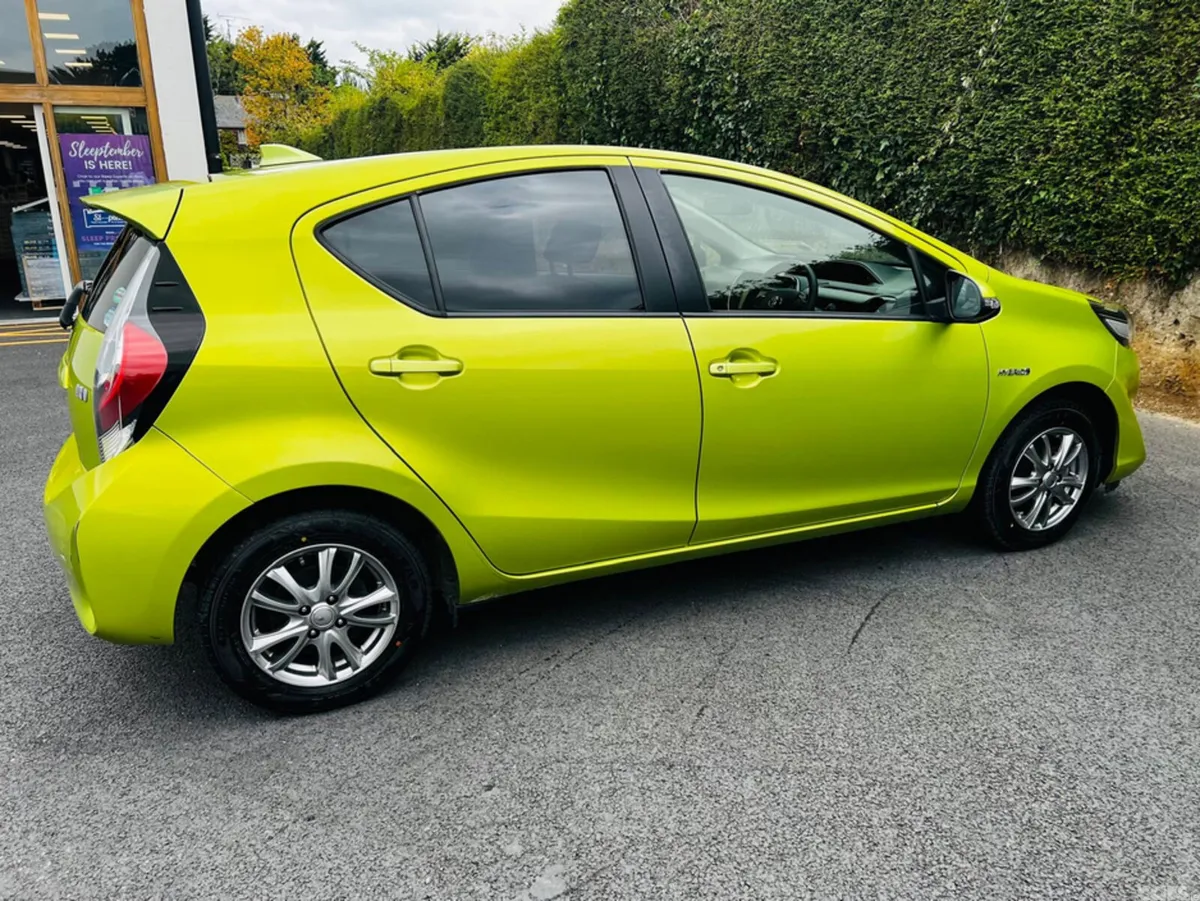 Toyota Aqua Hatchback, Petrol Hybrid, 2017, Green