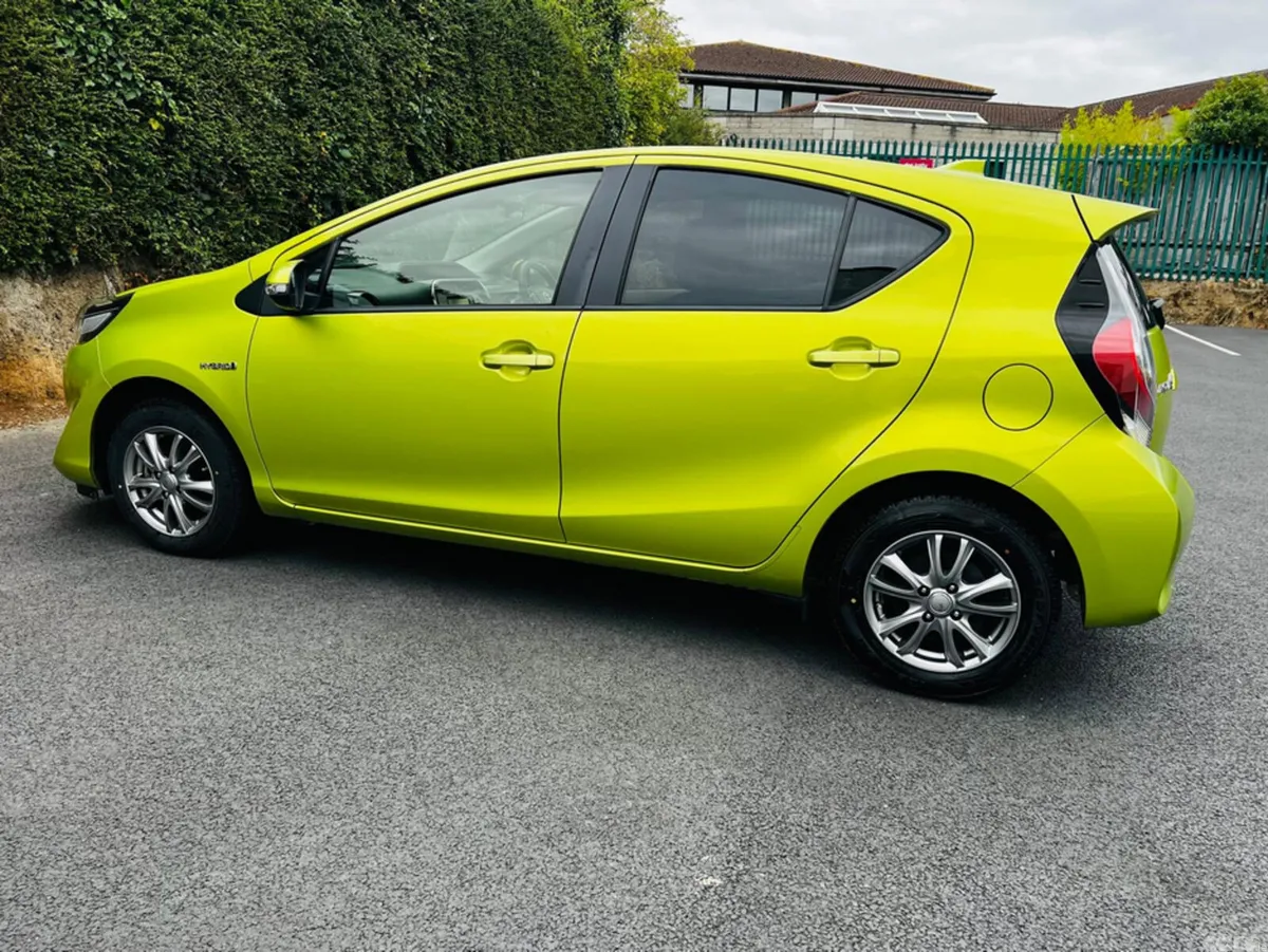 Toyota Aqua Hatchback, Petrol Hybrid, 2017, Green