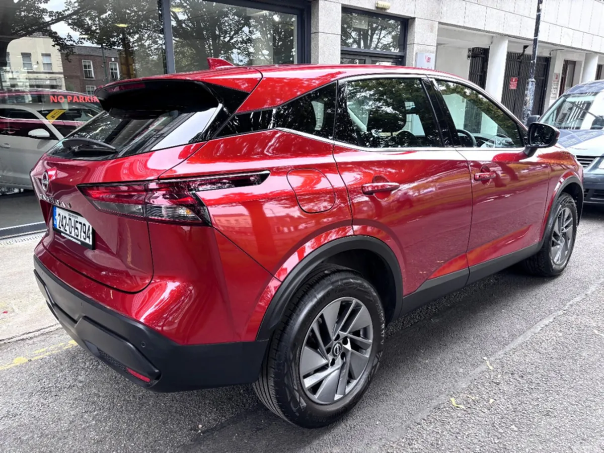 Nissan Qashqai MPV, Petrol, 2024, Red
