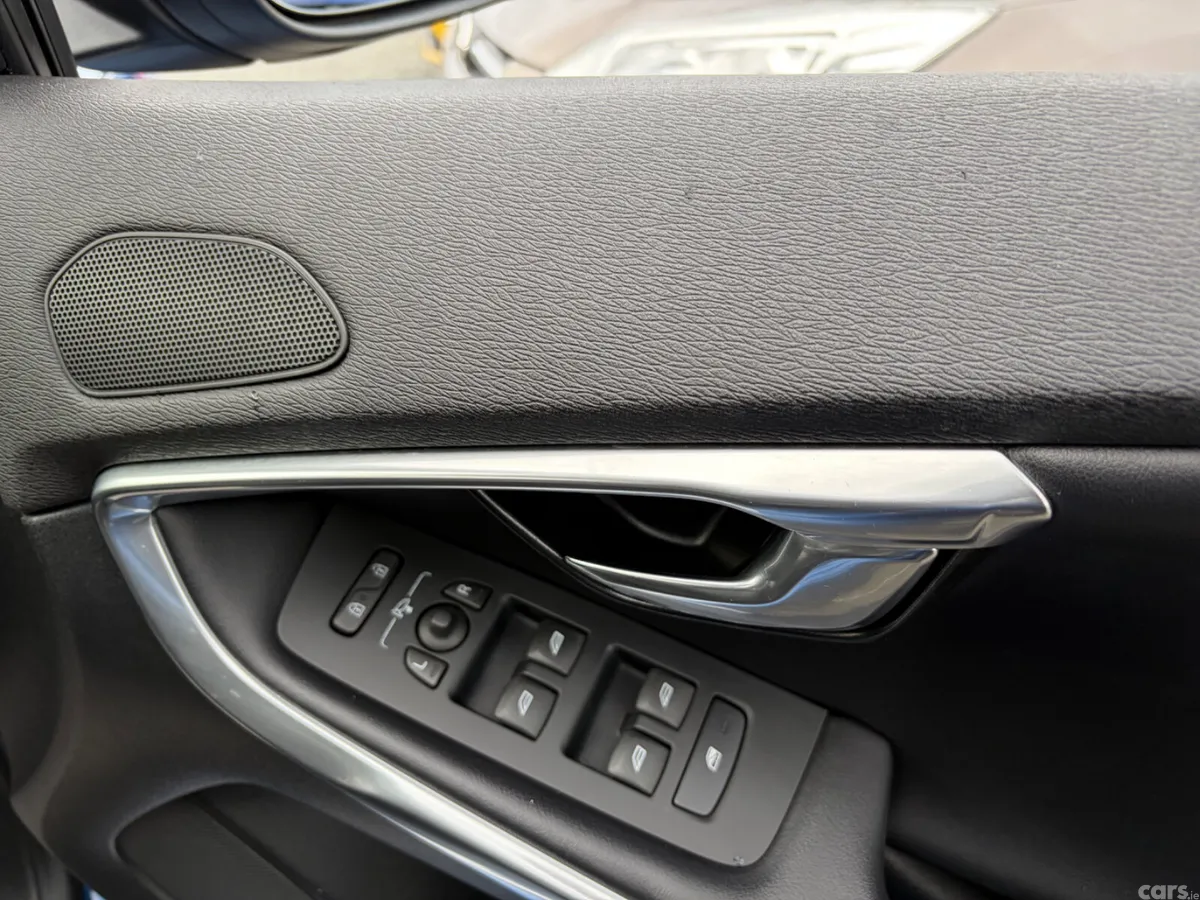 Volvo V40 Hatchback, Diesel, 2016, Blue