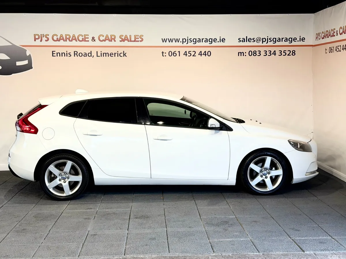 Volvo V40 Hatchback, Diesel, 2014, White
