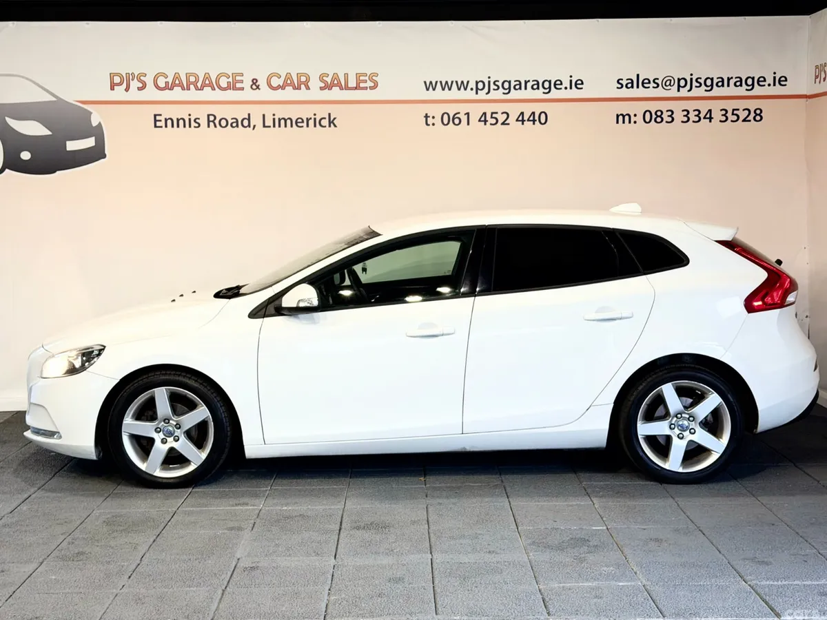 Volvo V40 Hatchback, Diesel, 2014, White