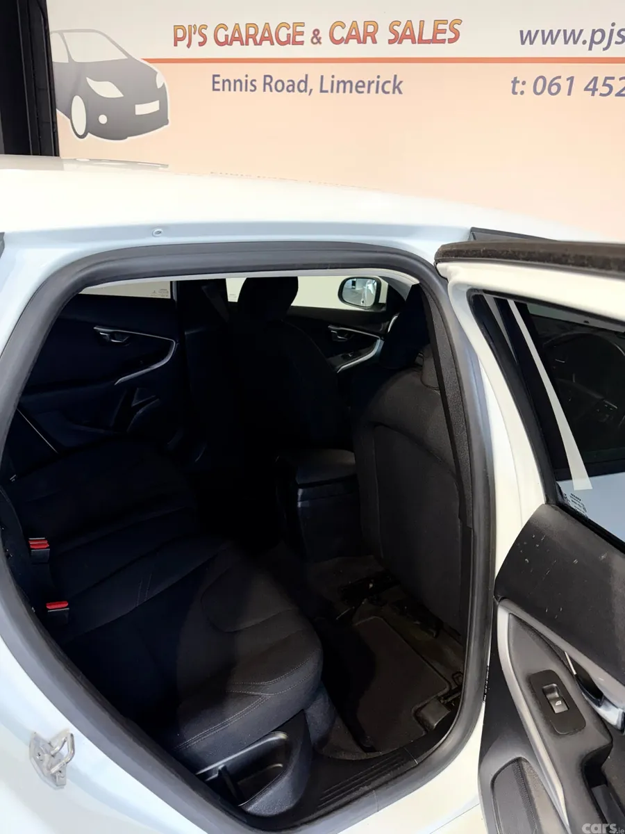 Volvo V40 Hatchback, Diesel, 2014, White