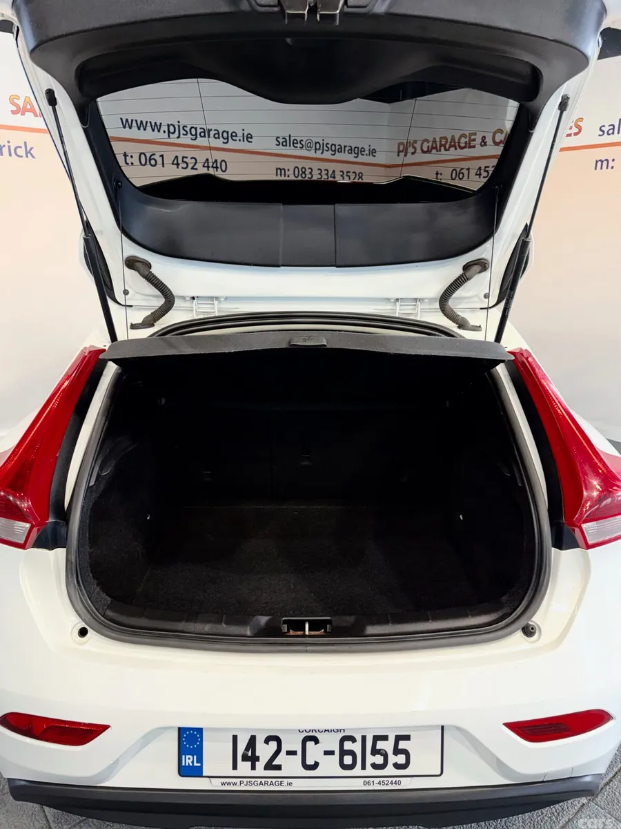 Volvo V40 Hatchback, Diesel, 2014, White