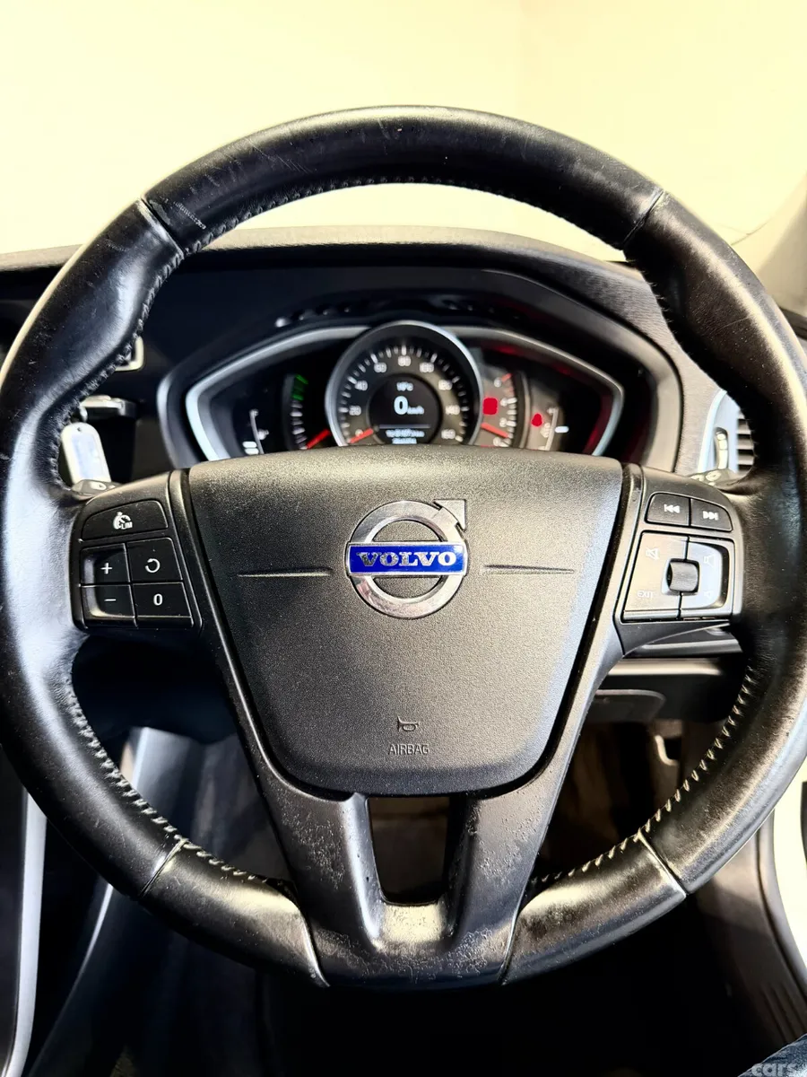 Volvo V40 Hatchback, Diesel, 2014, White