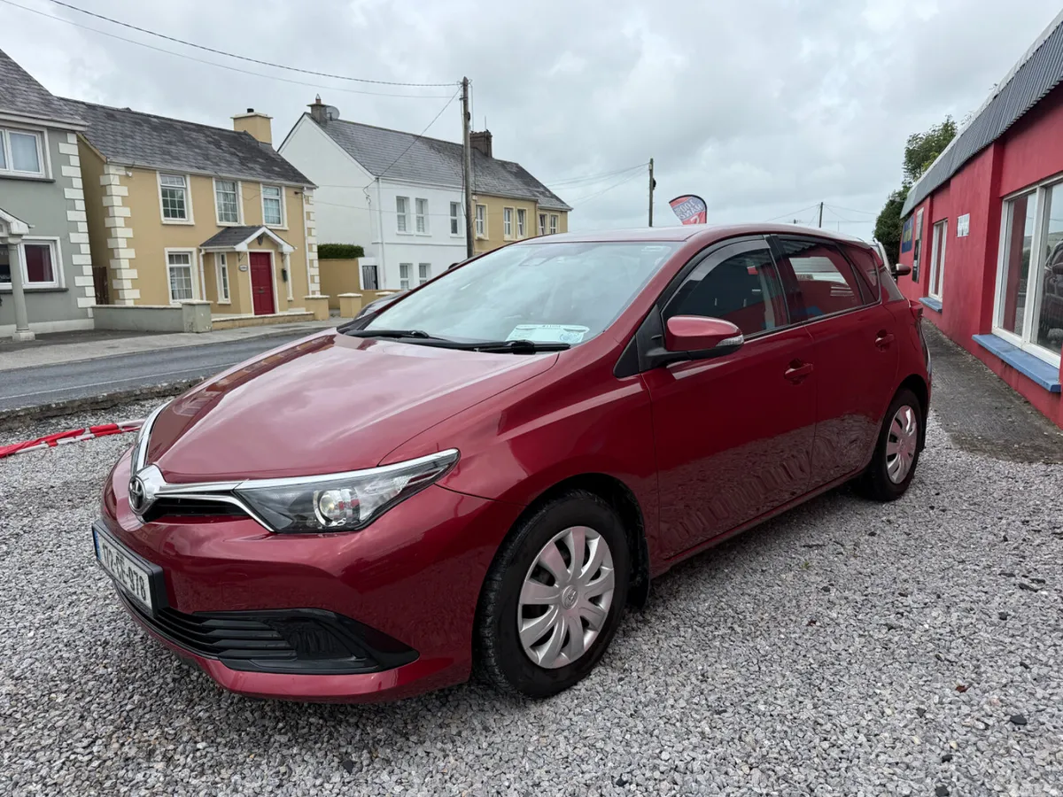 Toyota Auris Hatchback, Petrol, 2017, Red