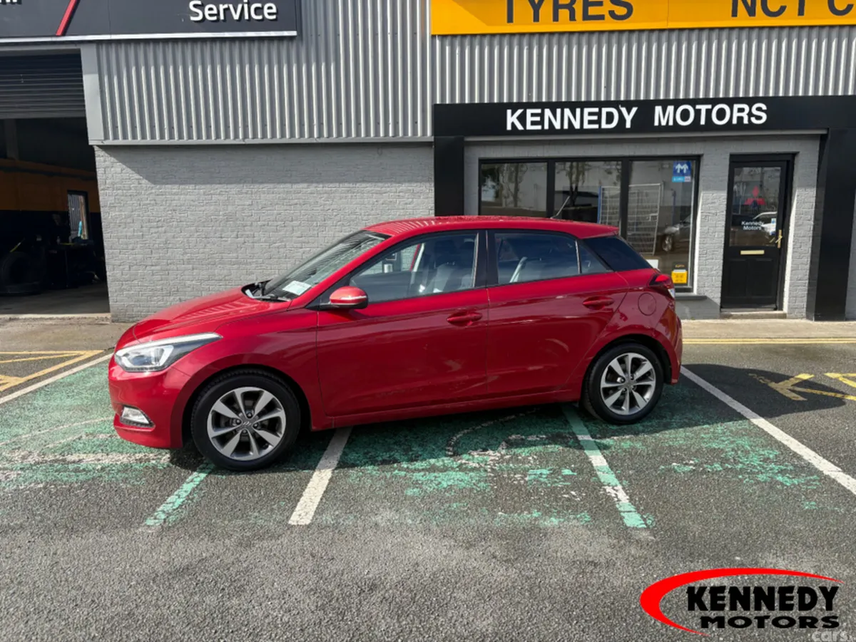 Hyundai i20 Hatchback, Petrol, 2015, Red