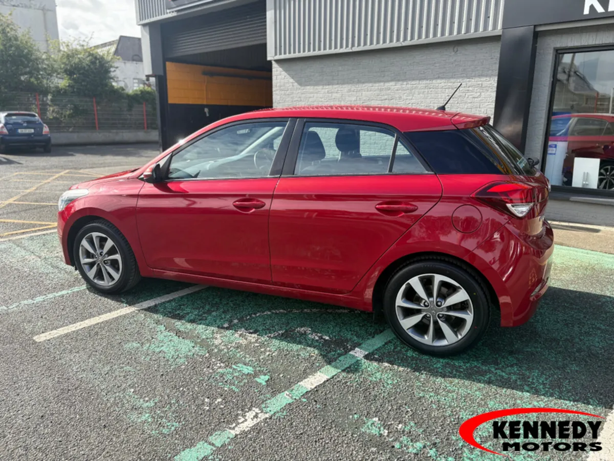 Hyundai i20 Hatchback, Petrol, 2015, Red