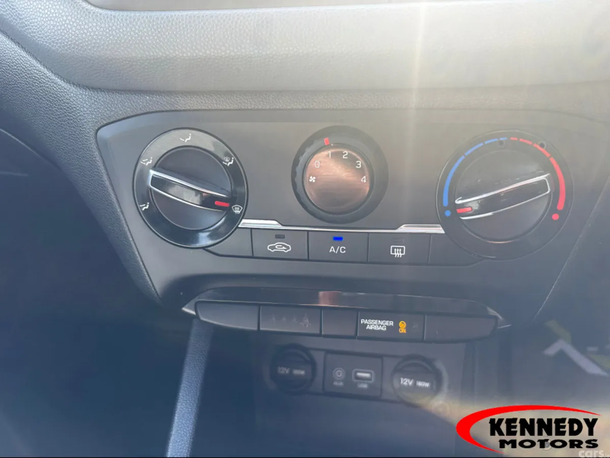 Hyundai i20 Hatchback, Petrol, 2015, Red
