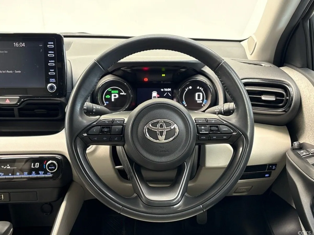 Toyota Yaris Hatchback, Petrol Hybrid, 2022, Silver