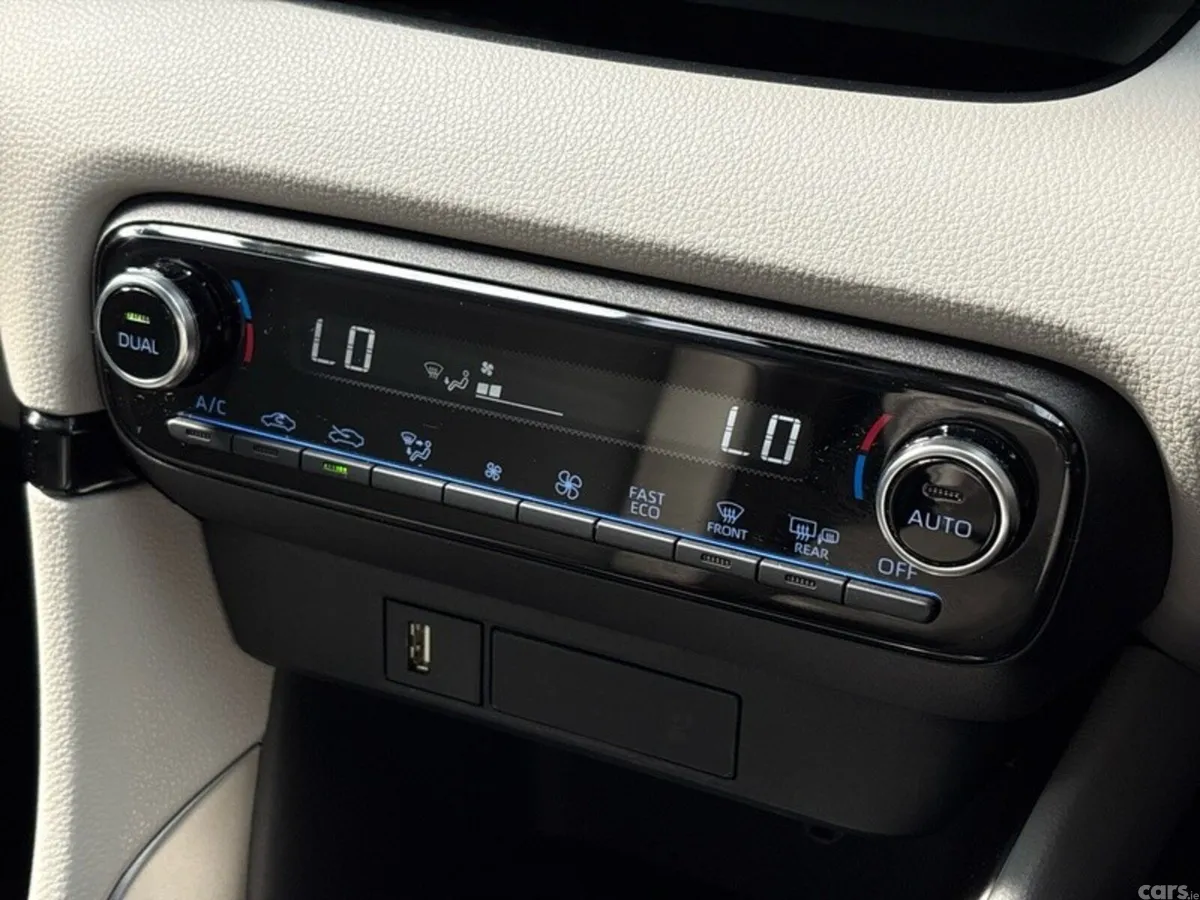 Toyota Yaris Hatchback, Petrol Hybrid, 2022, Silver