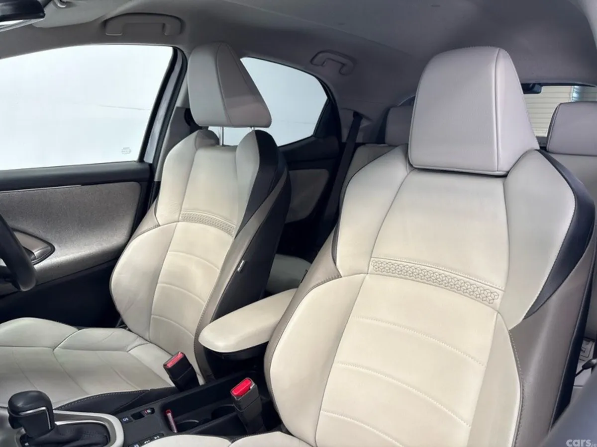 Toyota Yaris Hatchback, Petrol Hybrid, 2022, Silver