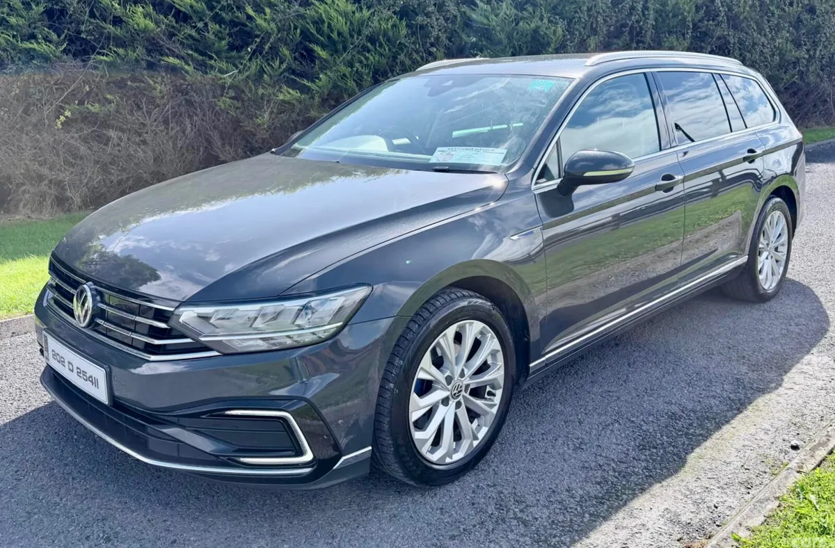 Volkswagen Passat Estate, Petrol Plug-in Hybrid, 2020, Grey