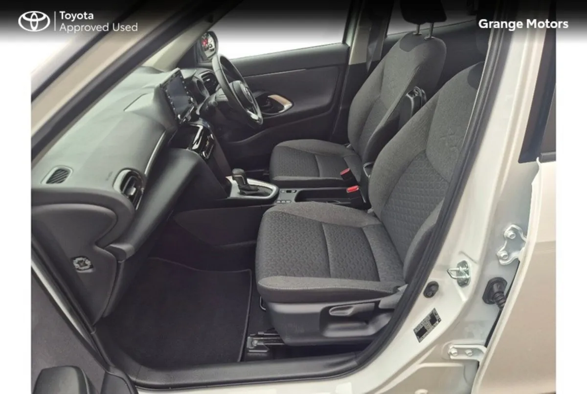 Toyota Yaris Cross Hatchback, Petrol Hybrid, 2024, White
