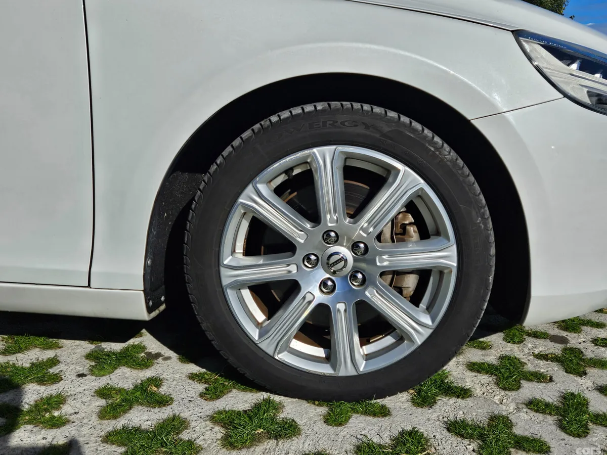 Volvo V40 Hatchback, Diesel, 2017, White