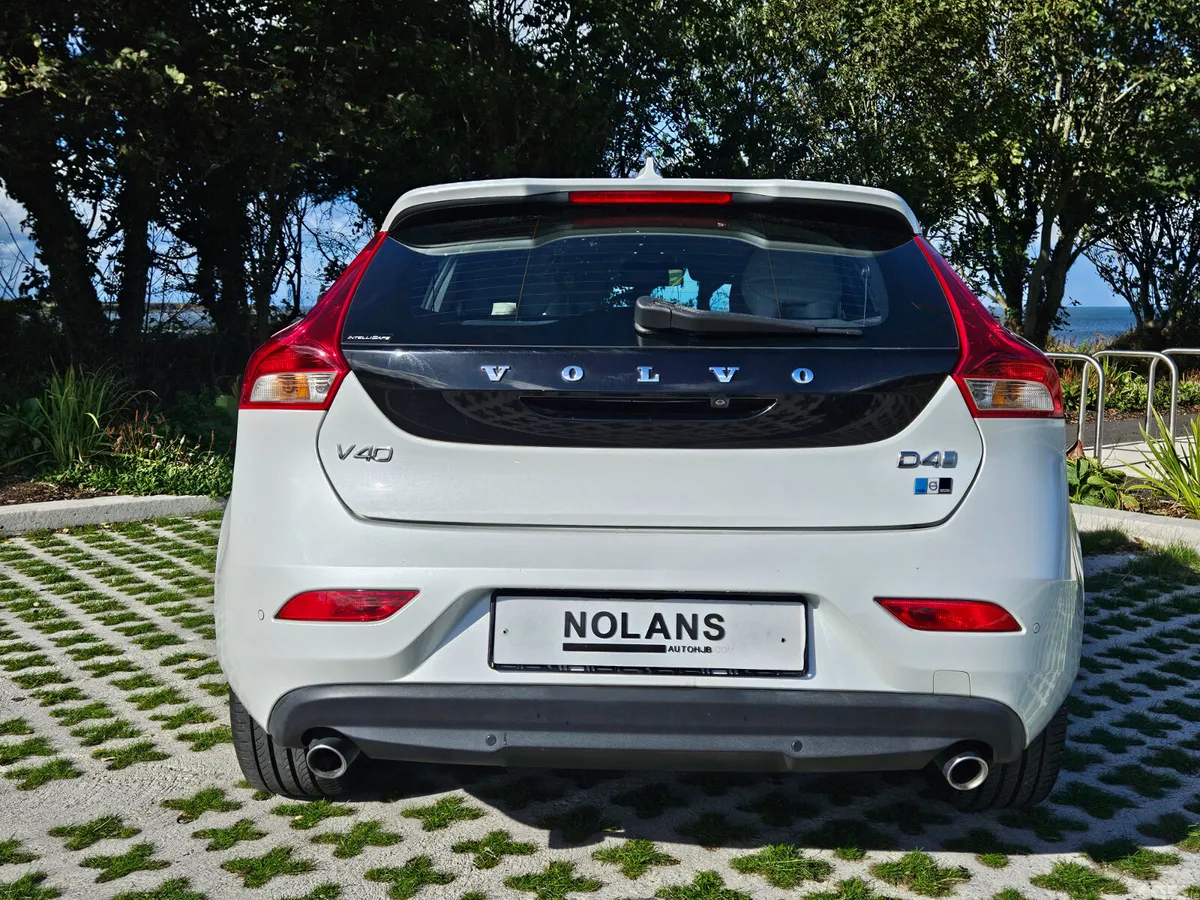 Volvo V40 Hatchback, Diesel, 2017, White