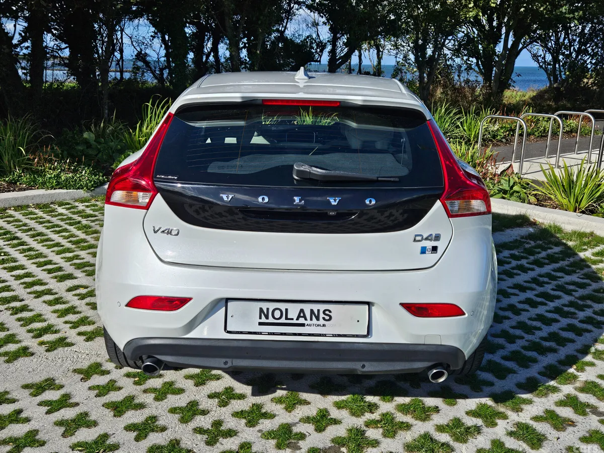 Volvo V40 Hatchback, Diesel, 2017, White