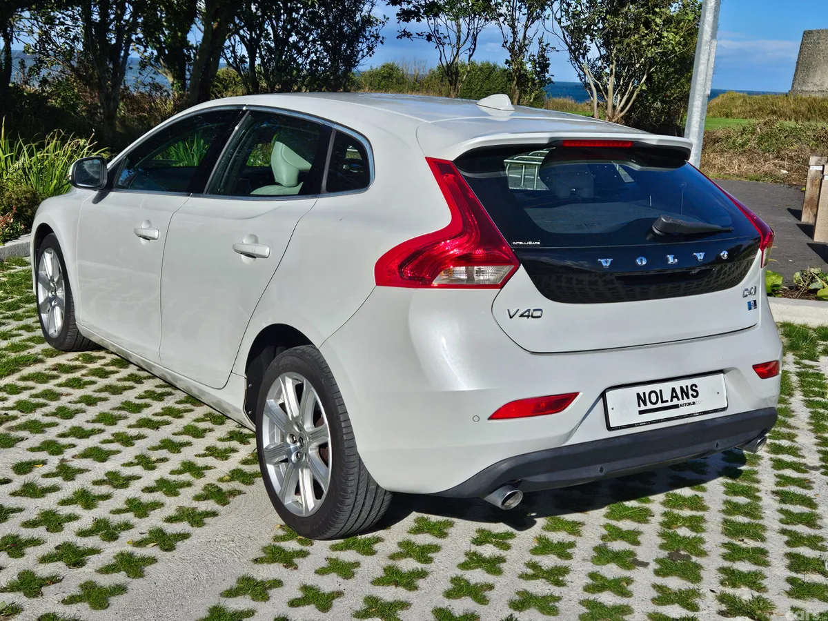 Volvo V40 Hatchback, Diesel, 2017, White