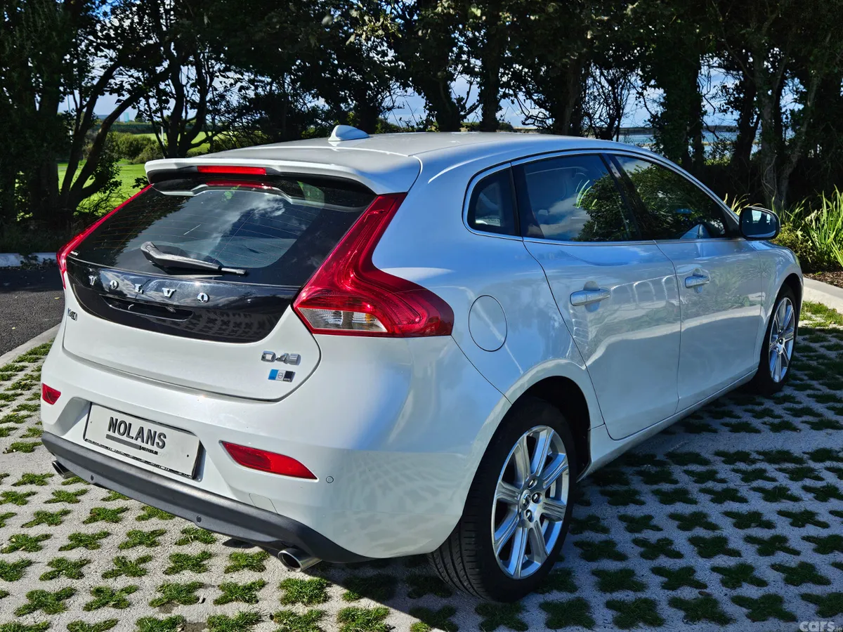 Volvo V40 Hatchback, Diesel, 2017, White