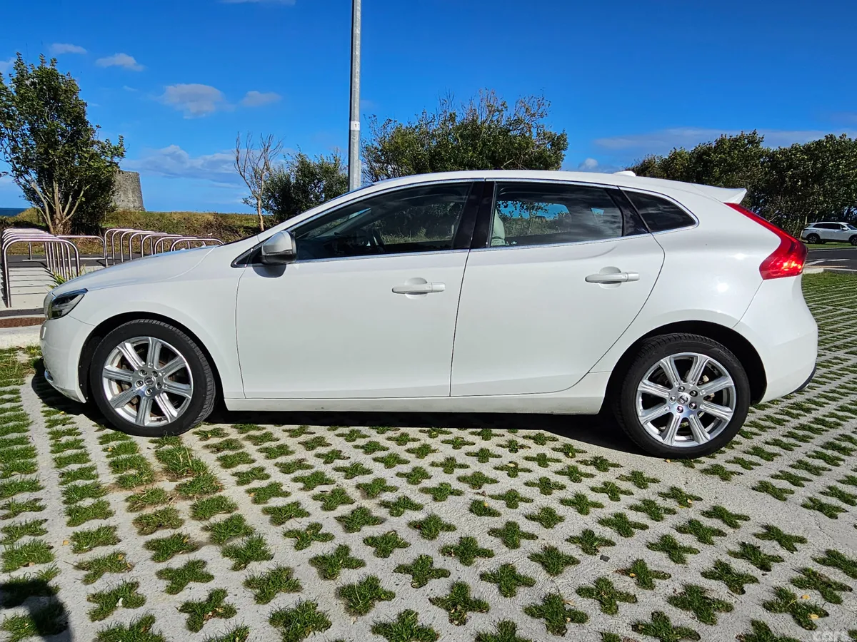 Volvo V40 Hatchback, Diesel, 2017, White