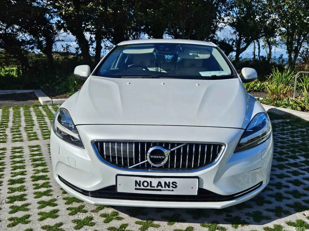 Volvo V40 Hatchback, Diesel, 2017, White