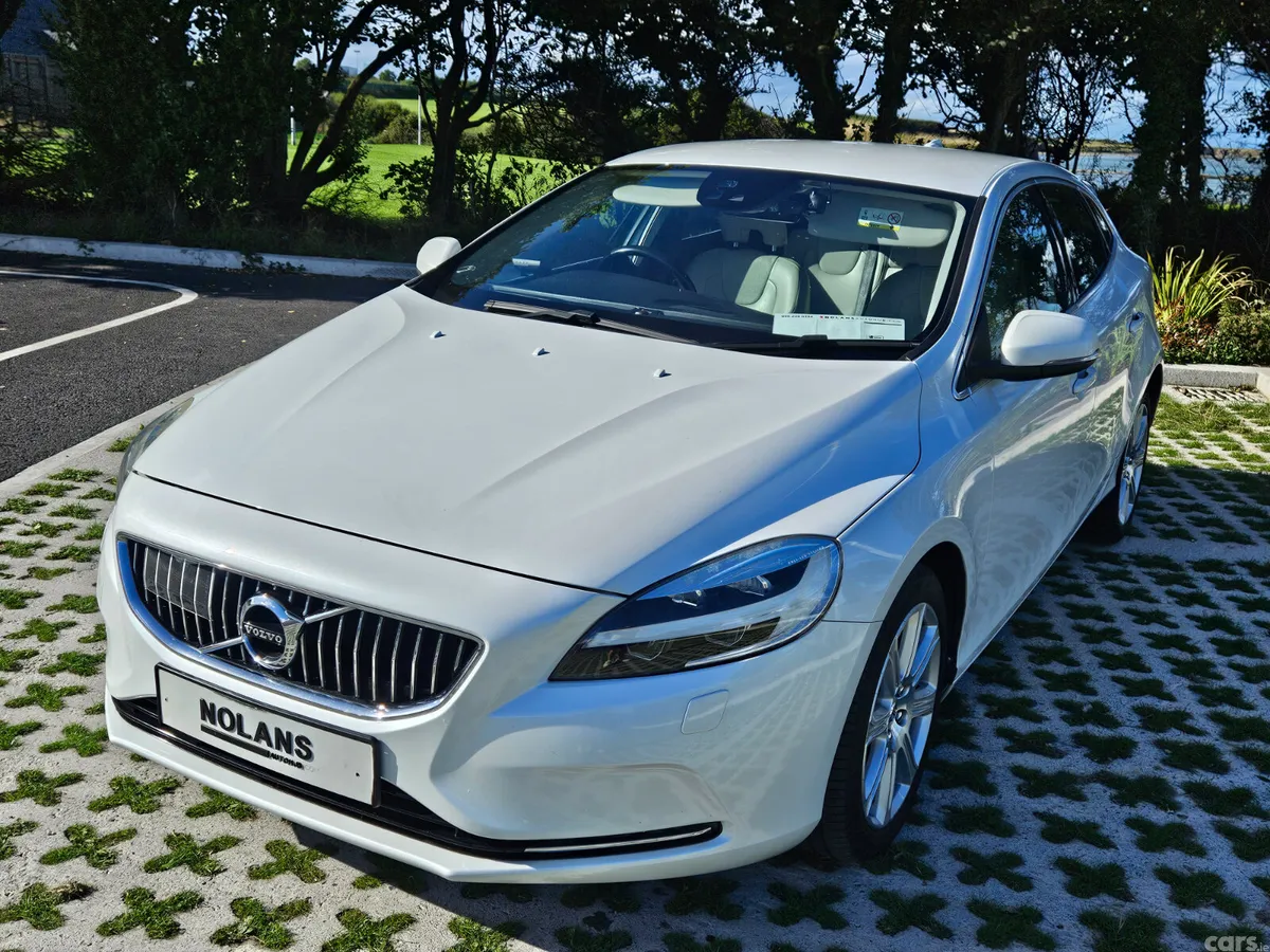 Volvo V40 Hatchback, Diesel, 2017, White