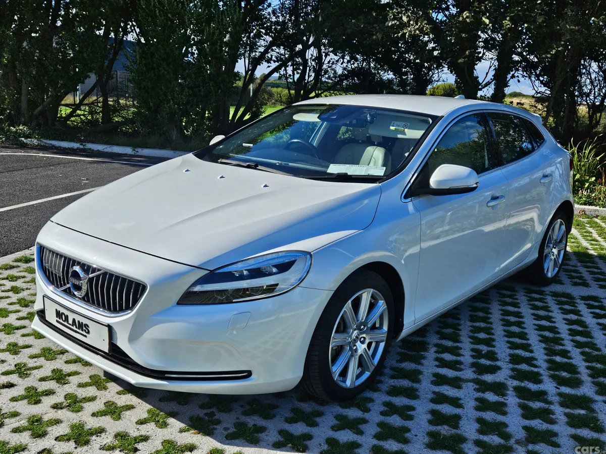 Volvo V40 Hatchback, Diesel, 2017, White