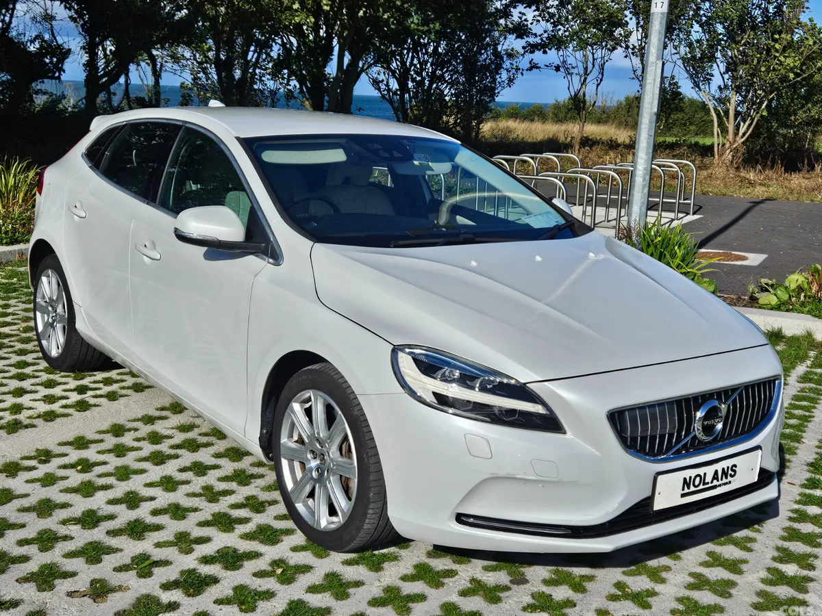 Volvo V40 Hatchback, Diesel, 2017, White