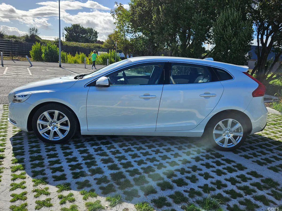 Volvo V40 Hatchback, Diesel, 2017, White
