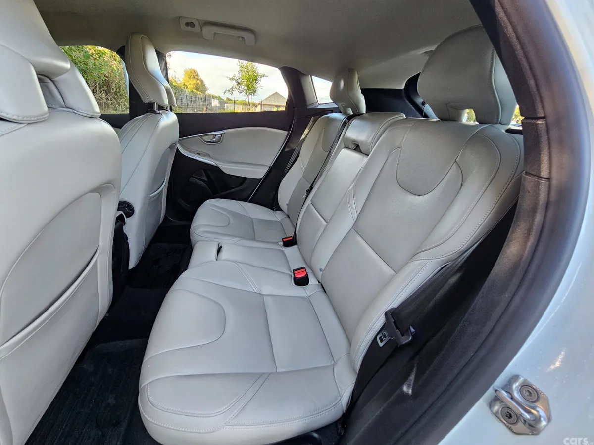 Volvo V40 Hatchback, Diesel, 2017, White