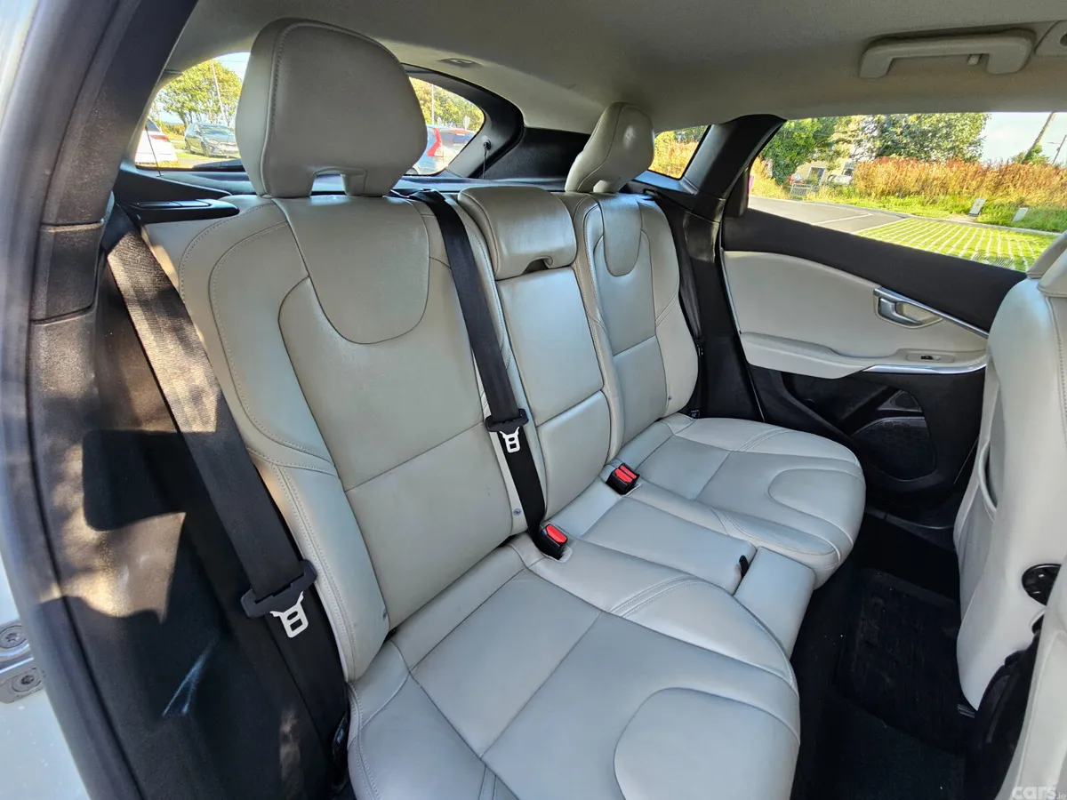 Volvo V40 Hatchback, Diesel, 2017, White