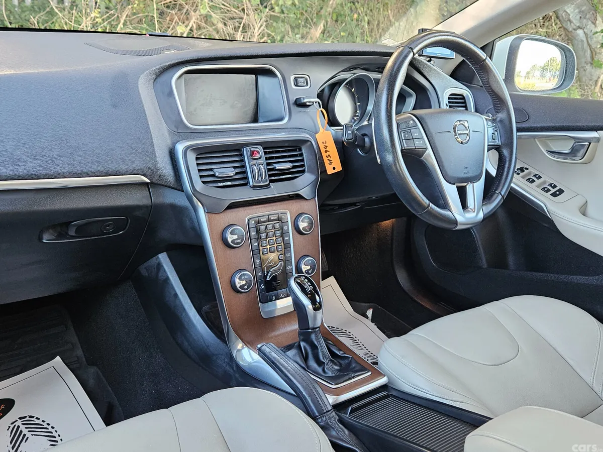 Volvo V40 Hatchback, Diesel, 2017, White