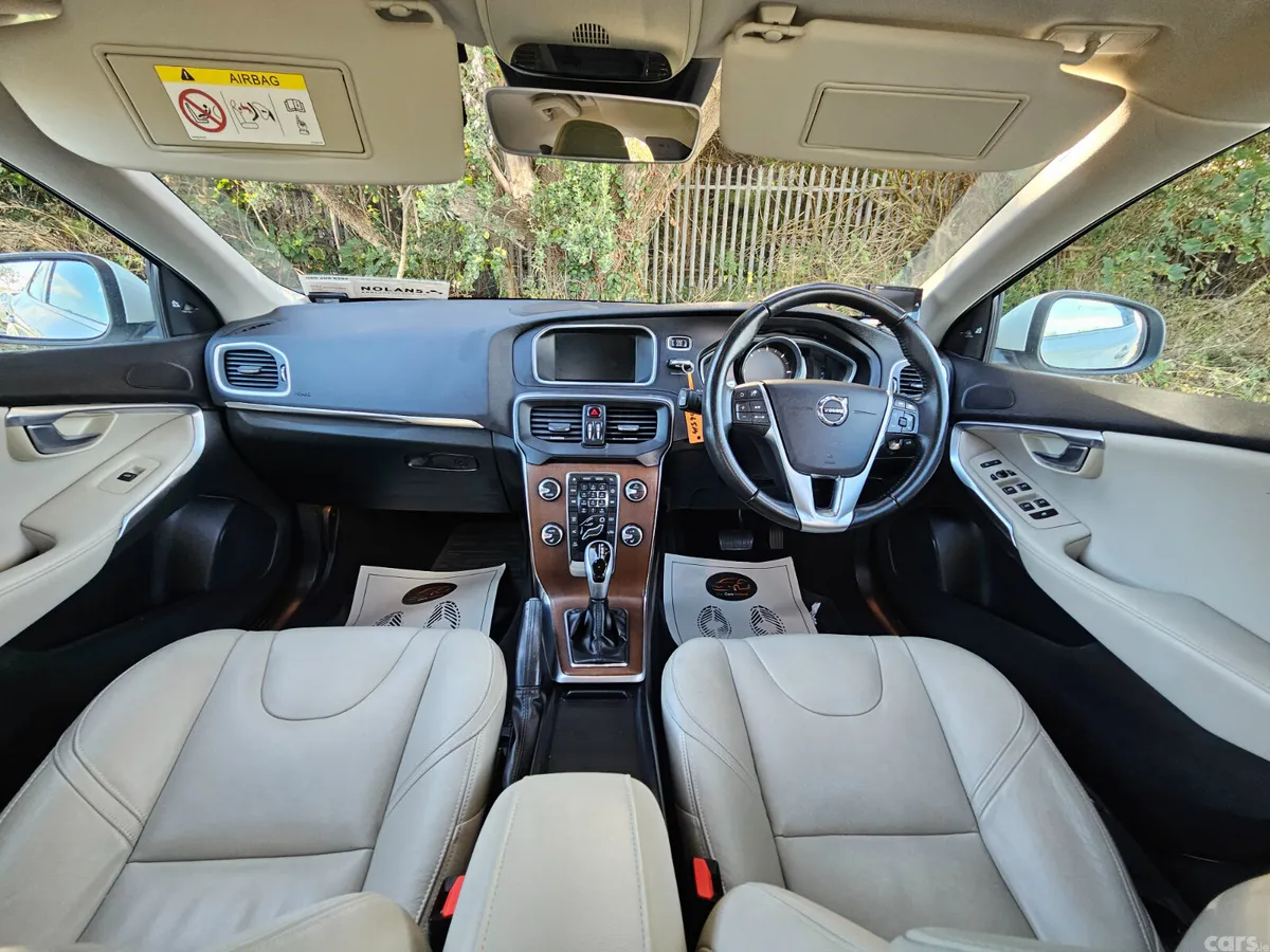 Volvo V40 Hatchback, Diesel, 2017, White