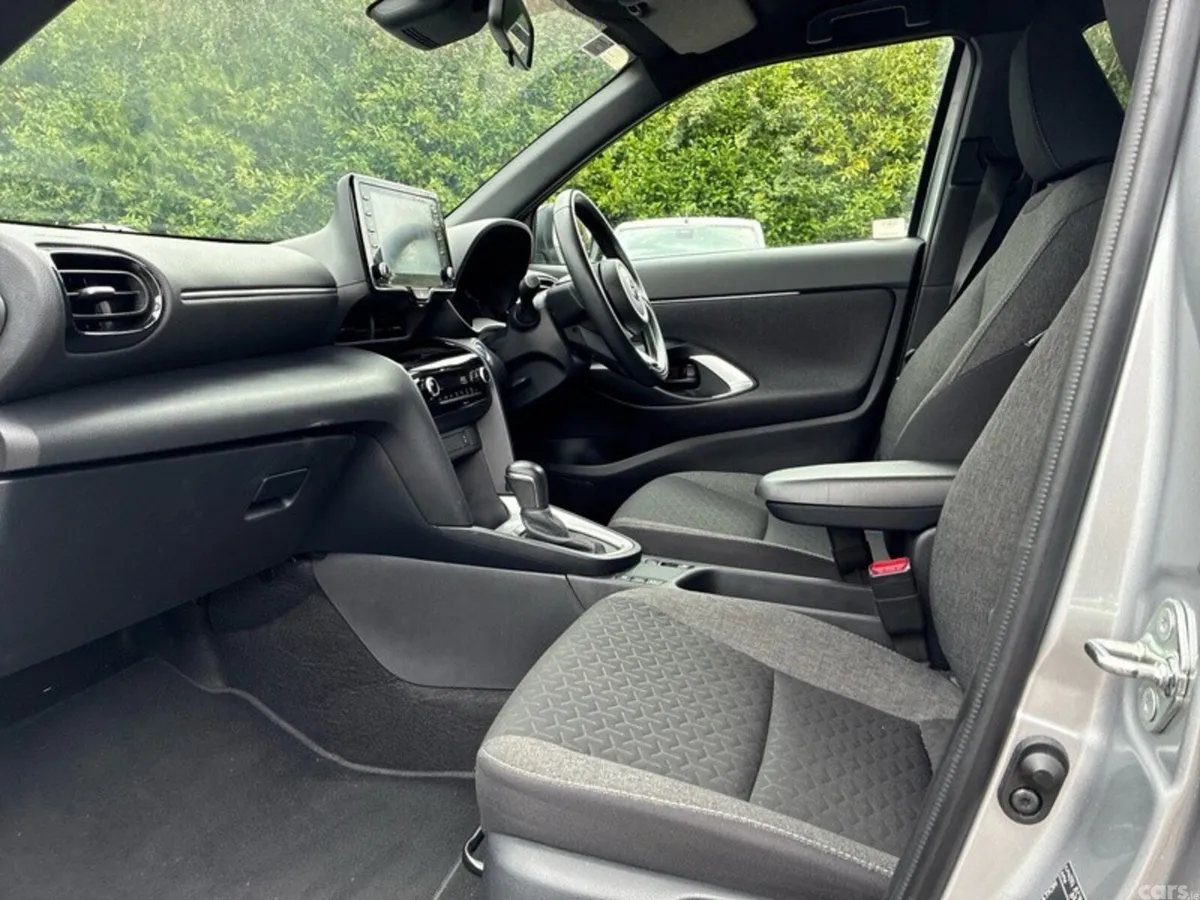 Toyota Yaris Cross Hatchback, Petrol Hybrid, 2023, Silver