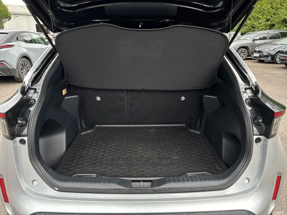 Toyota Yaris Cross Hatchback, Petrol Hybrid, 2023, Silver