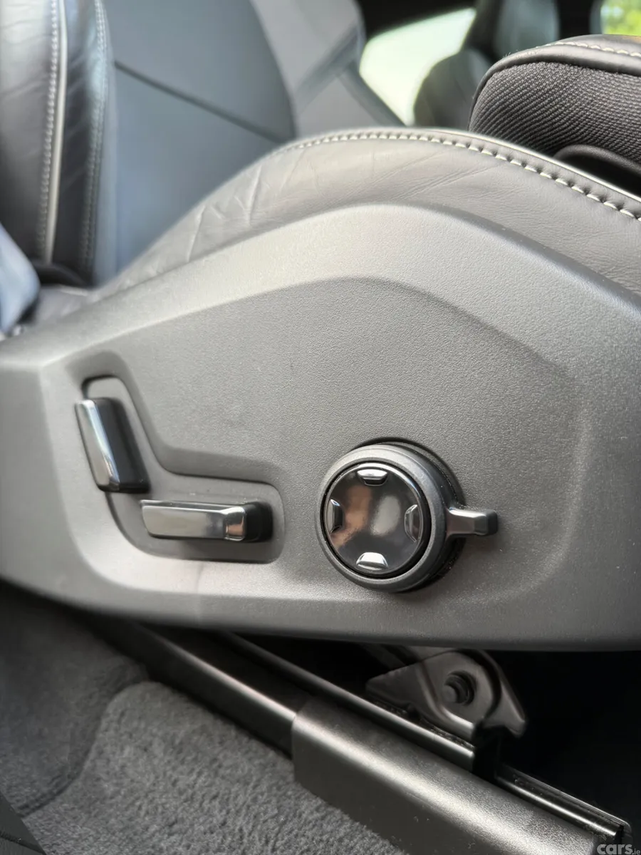 Volvo XC60 SUV, Petrol Plug-in Hybrid, 2026, Black