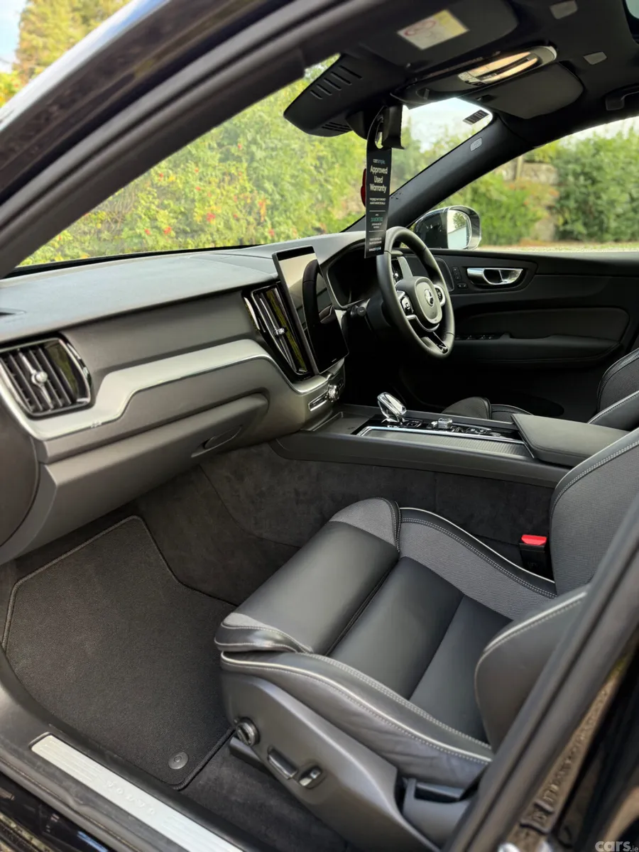 Volvo XC60 SUV, Petrol Plug-in Hybrid, 2026, Black