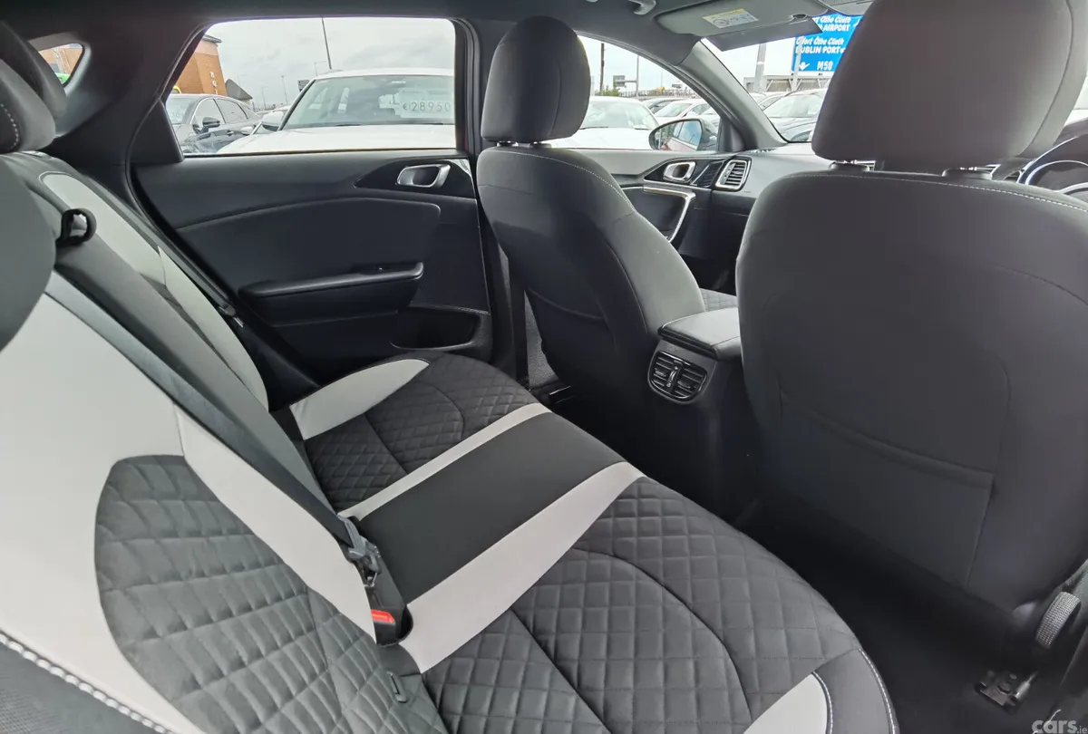 Kia Ceed Hatchback, Petrol, 2019, Red