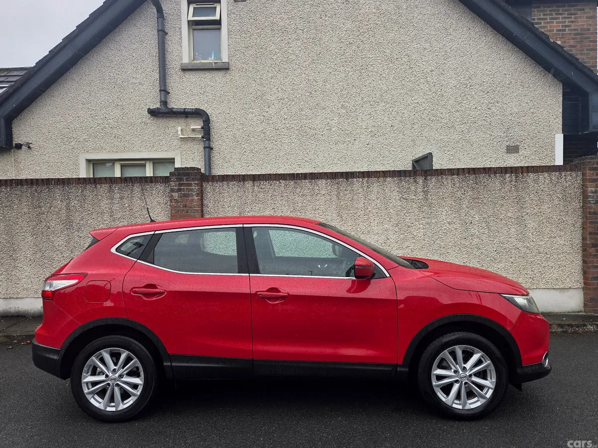 Nissan Qashqai Hatchback, Diesel, 2016, Red