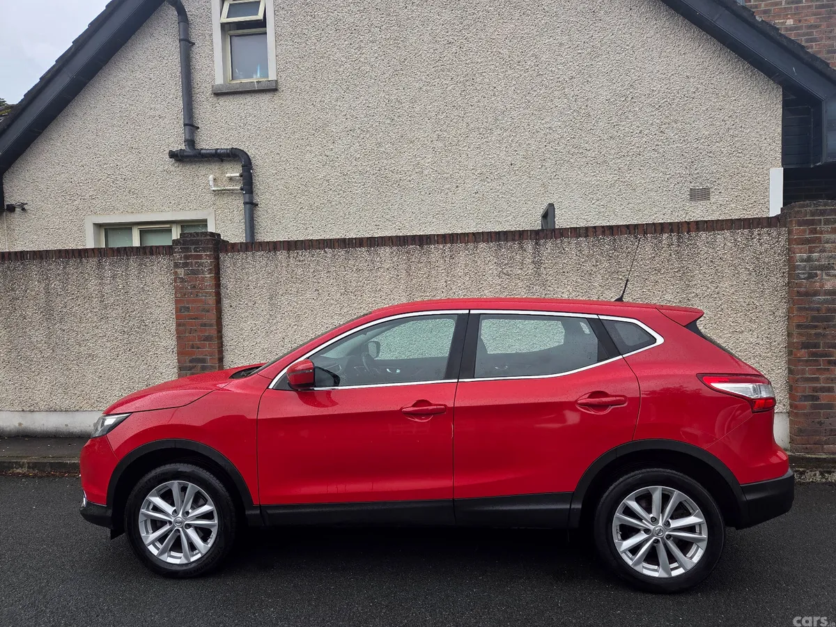 Nissan Qashqai Hatchback, Diesel, 2016, Red