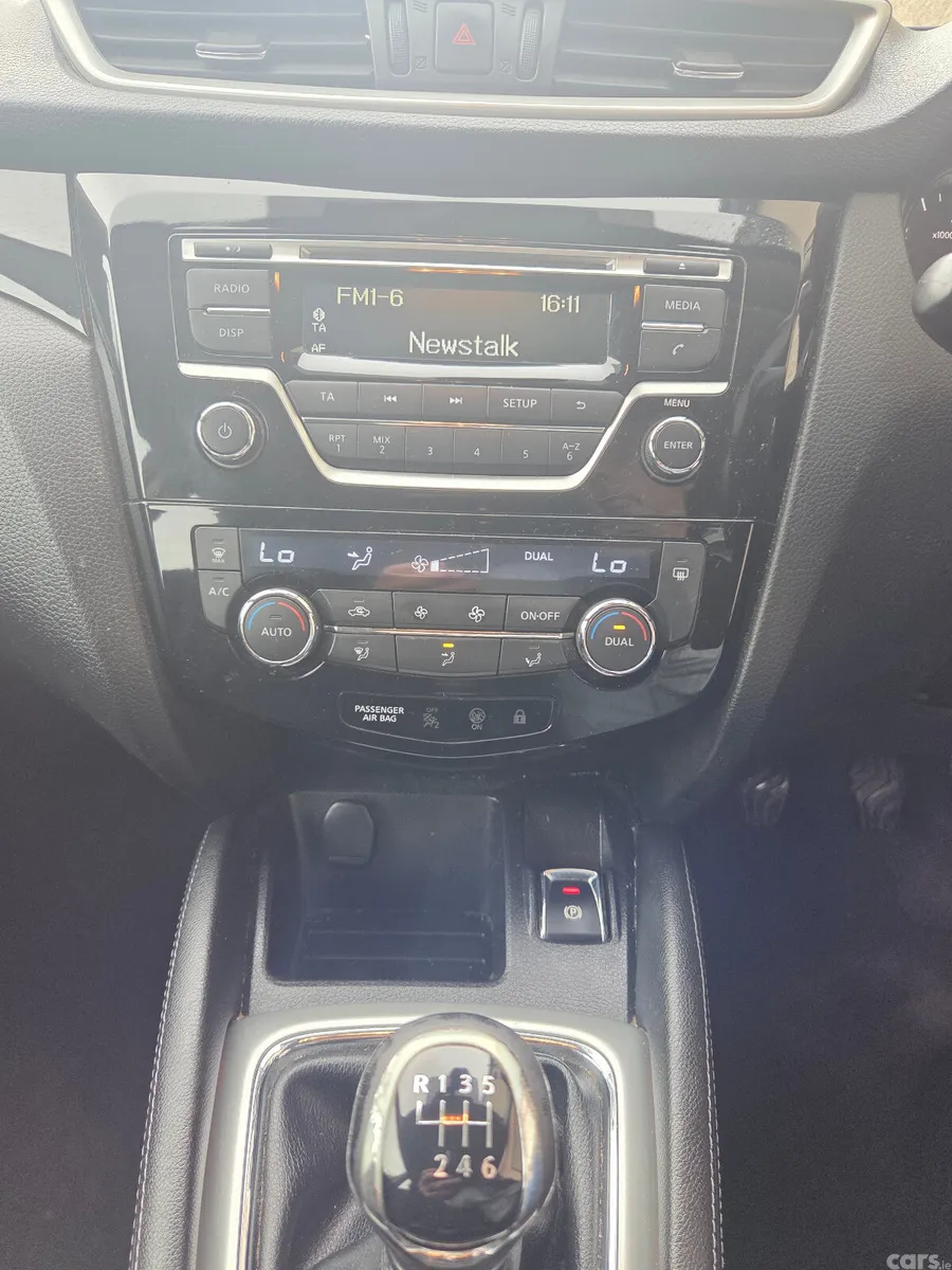 Nissan Qashqai Hatchback, Diesel, 2016, Red